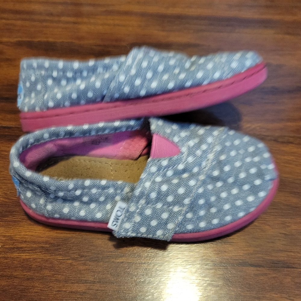 TOMS Size T8.
Grey polka dot - Picture 7 of 9